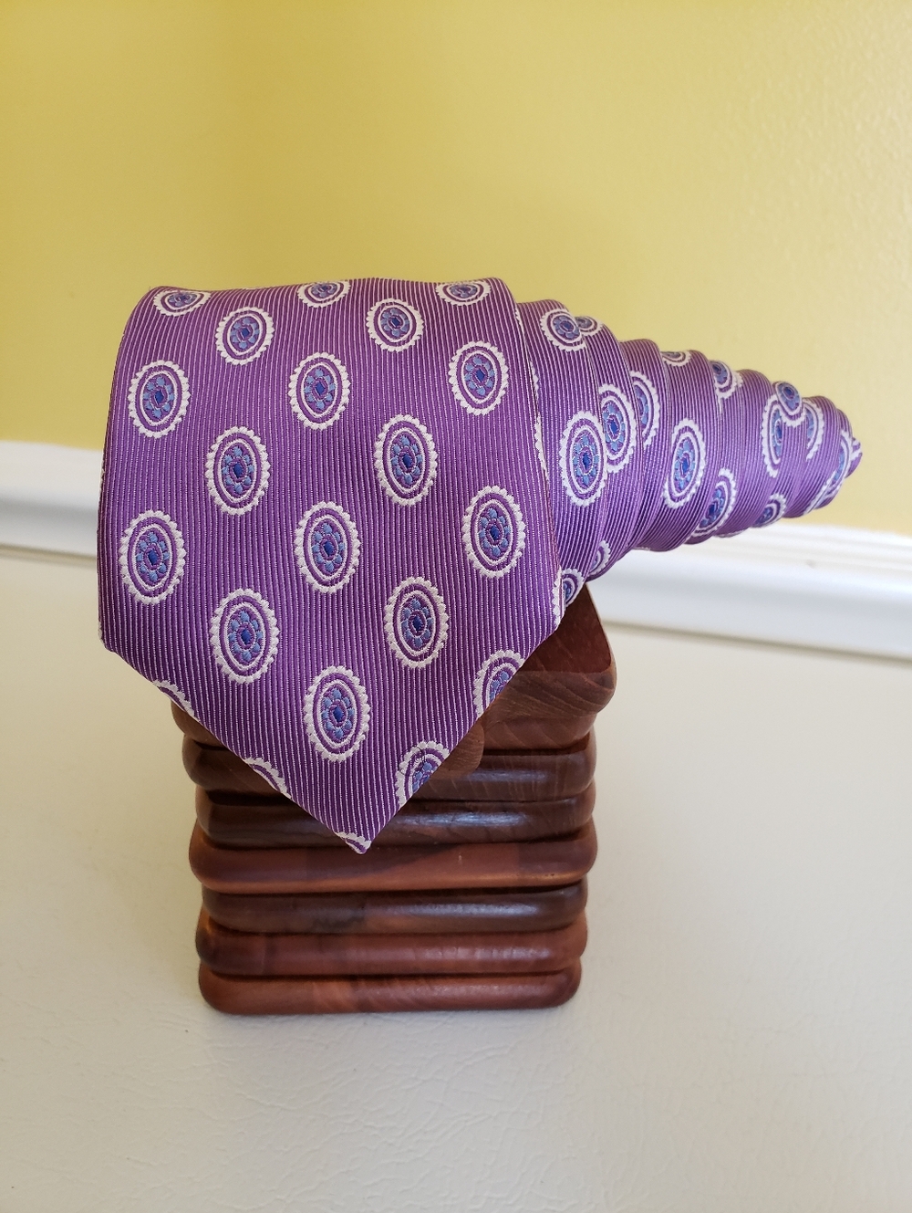 NWOT! JoS. A. BANK Executive Men's Silk Medallion Neck Tie (60"x3") Purple/White
